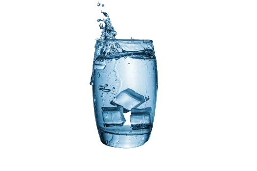 un vaso de agua con hielo salpicando